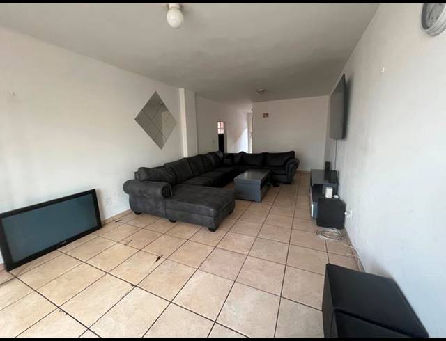 2 BEDROOM PROPERTY TO RENT IN FLORIDA LAKE